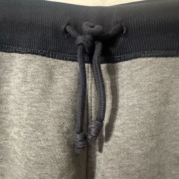 Abercrombie & Fitch Gray Athletic Shorts with Elastic Waistband - Picture 4 of 6